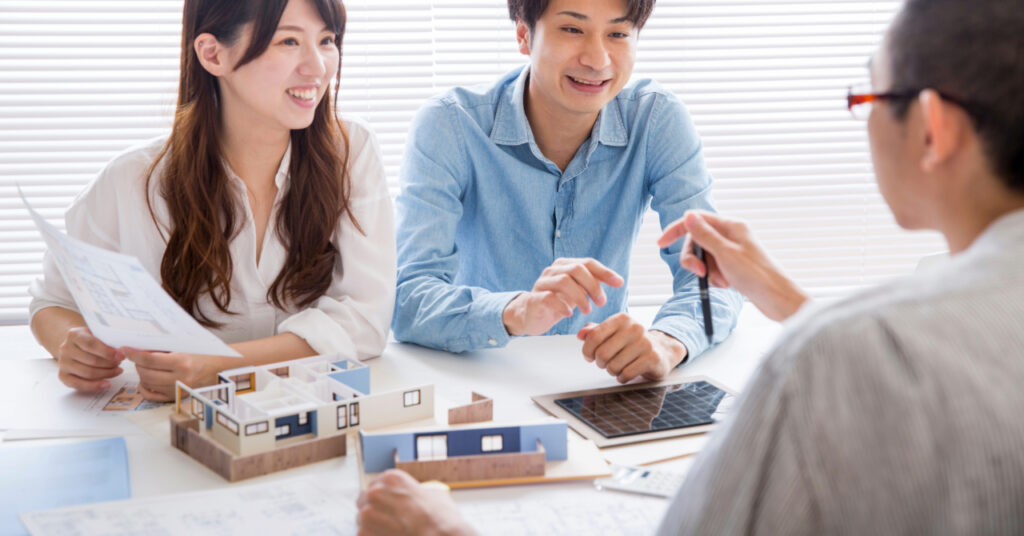 昭和建設とタマホームを比較 比較検討している人のイメージ
