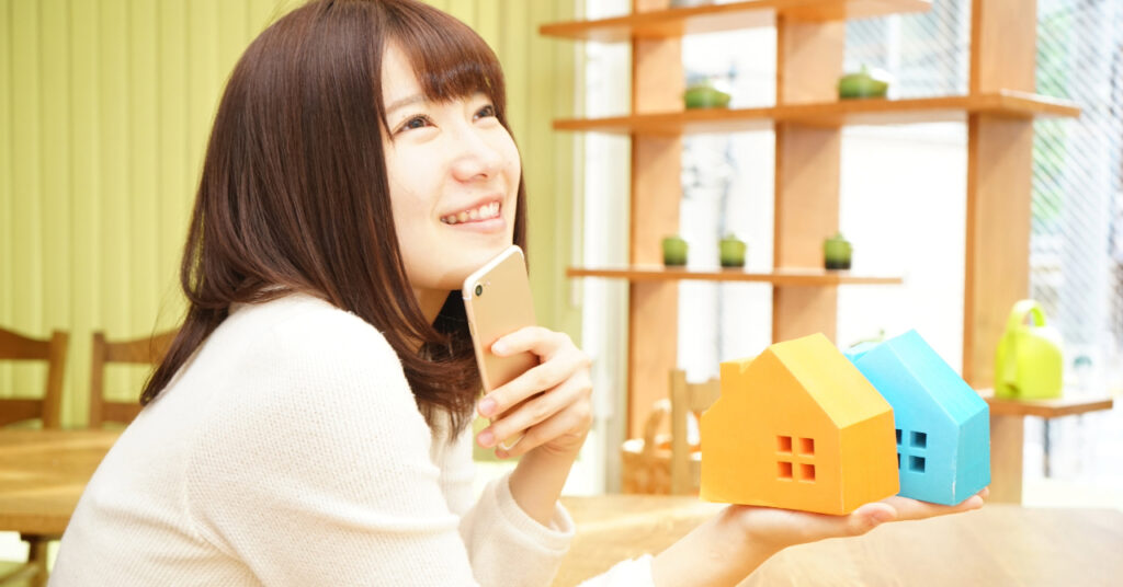 イシカワとタマホームを比較するときにおすすめの方法 スマホで検索する女性